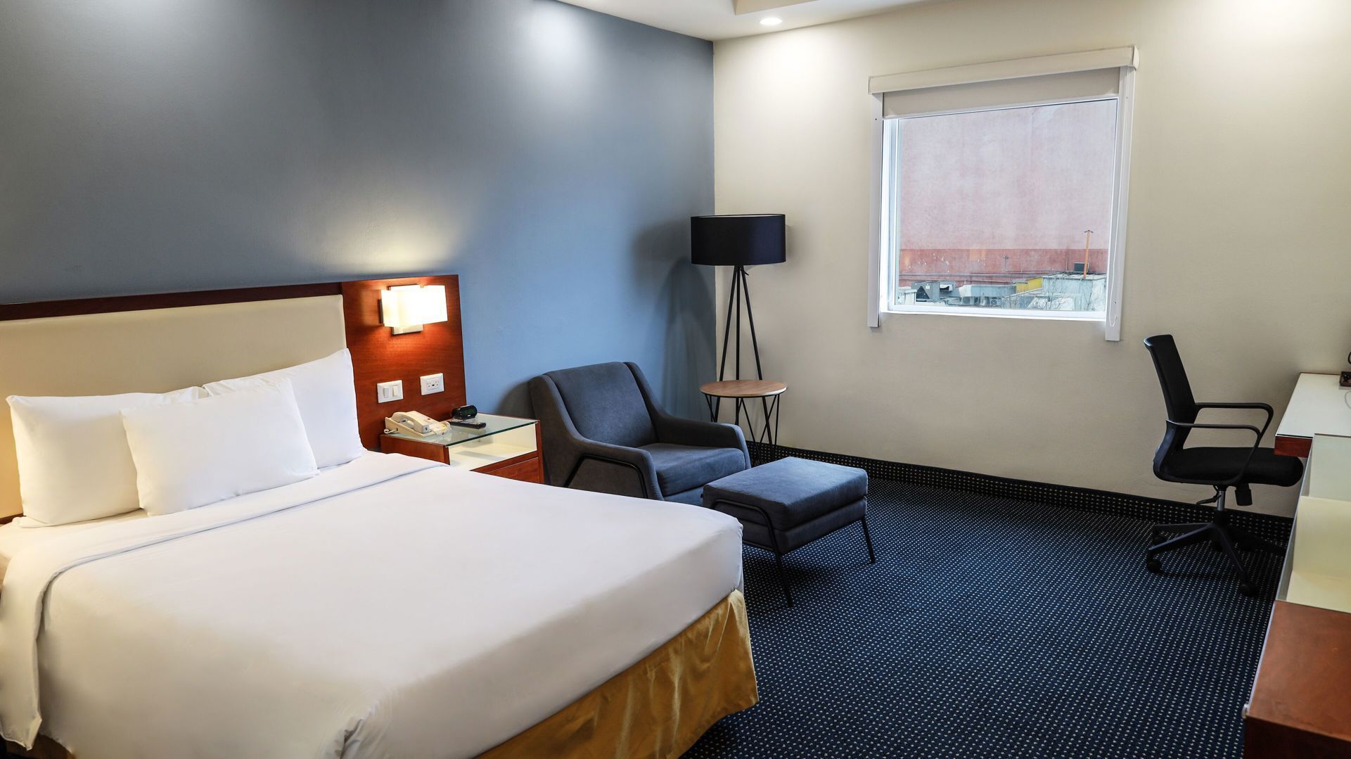 Sängtillbehör av högsta kvalitet och värdeförvaringsskåp på rummet