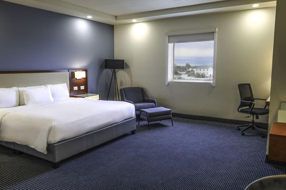 Premium bedding, in-room safe, desk, laptop workspace