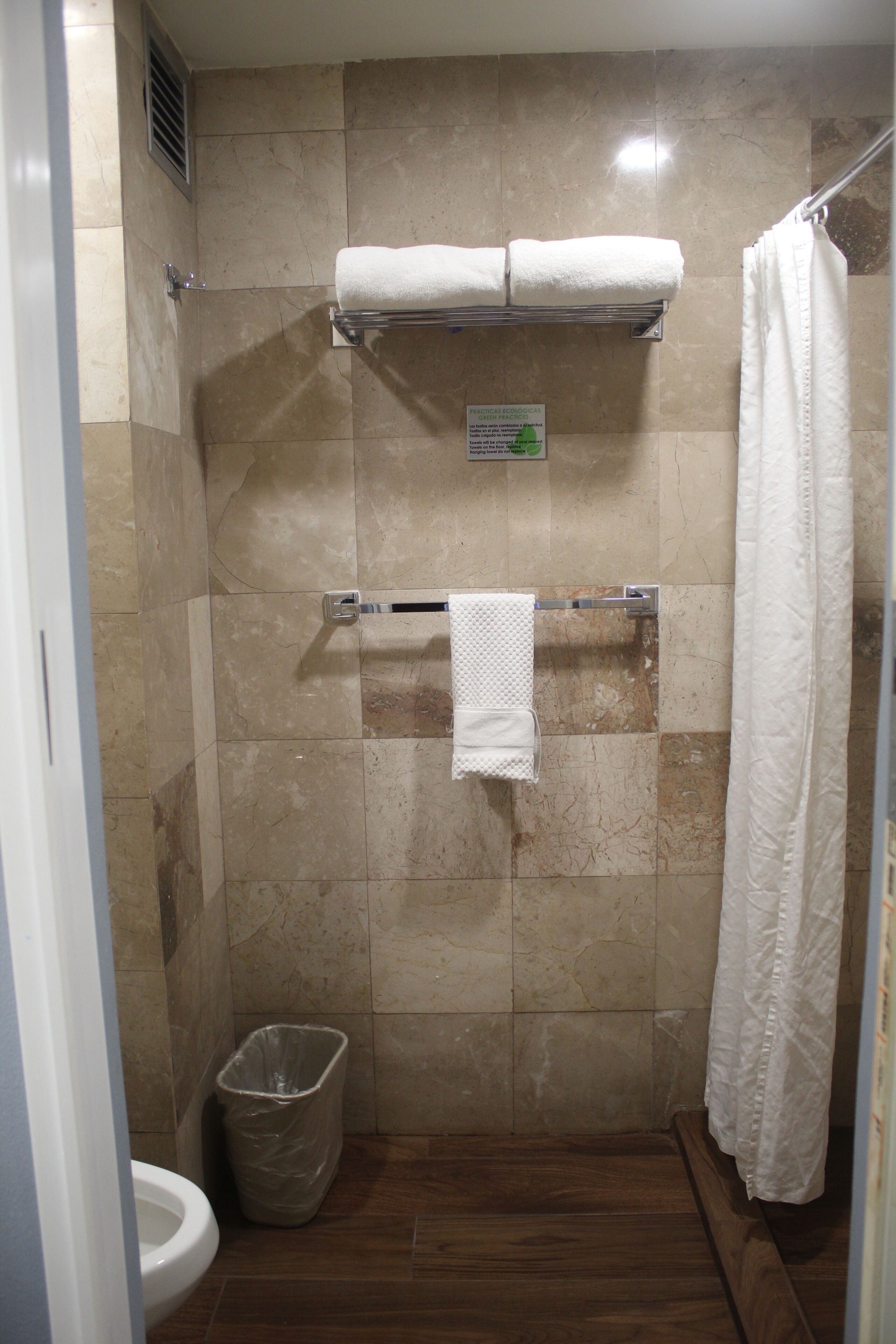 standard room, 1 king bed, non smoking | bathroom | hair dryer, towels