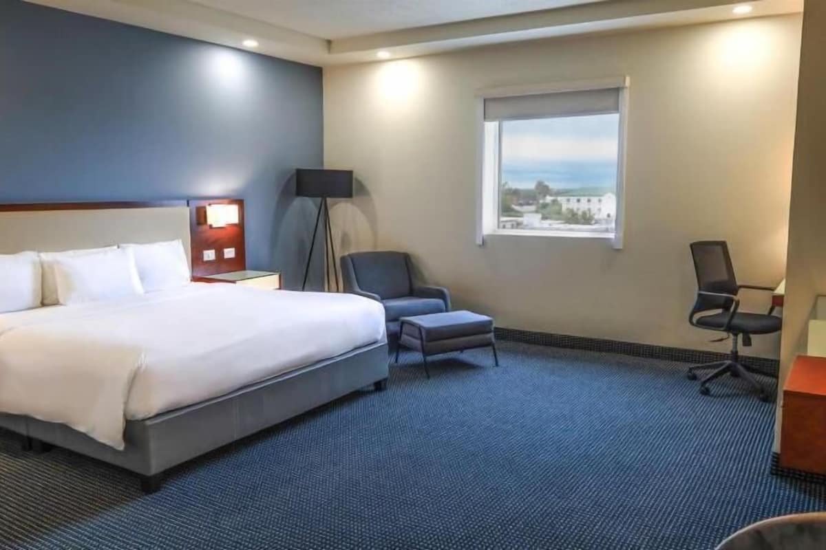 Premium bedding, in-room safe, desk, laptop workspace