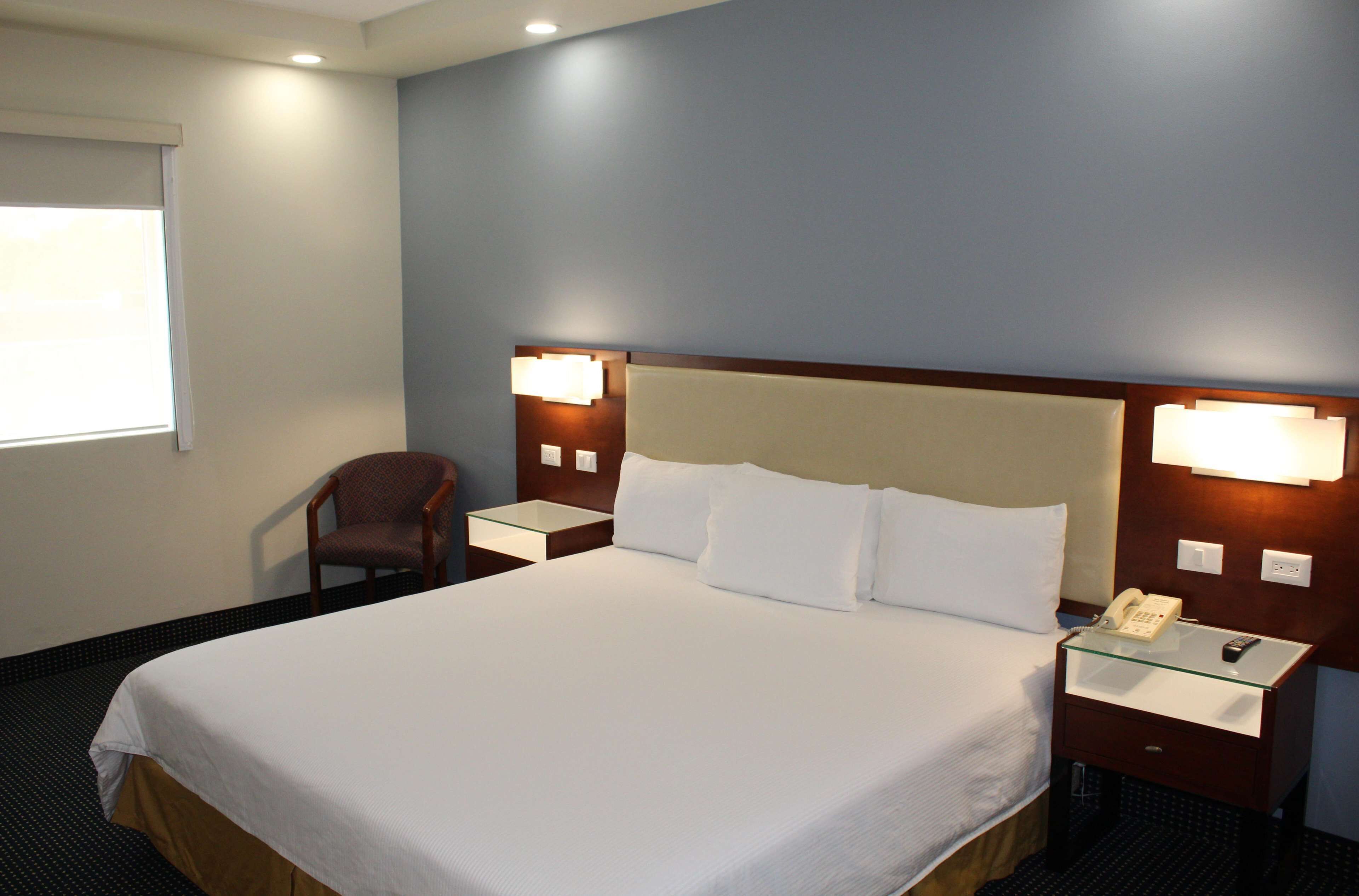 standard room, 1 king bed, non smoking | premium bedding, in-room safe, desk, laptop workspace
