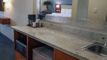 Suite, 1 cama King size, para no fumadores, cocineta | Cocina privada | Cafetera y tetera