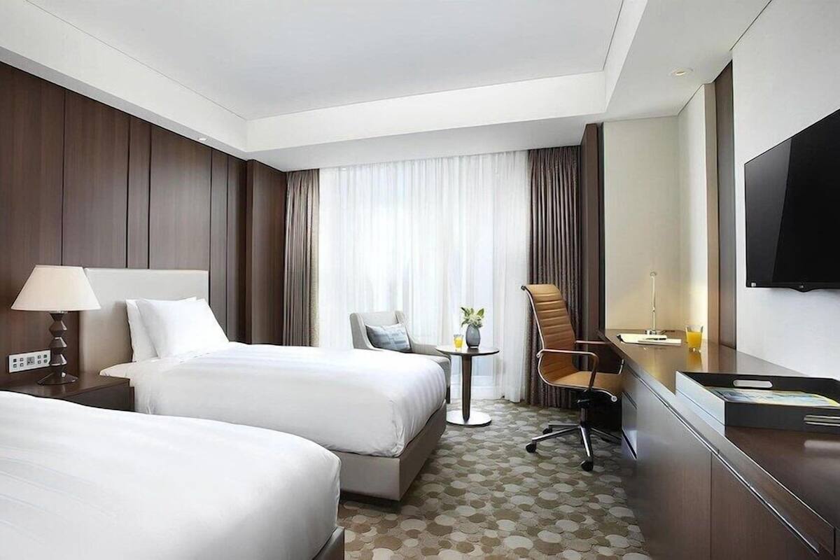 Down duvets, in-room safe, desk, blackout curtains