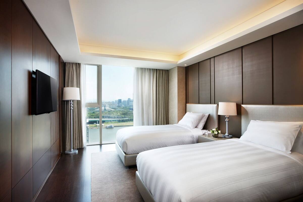 Down duvets, in-room safe, desk, blackout curtains