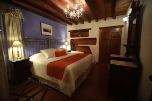 Suite familiar | Ropa de cama de alta calidad y caja de seguridad en la habitación