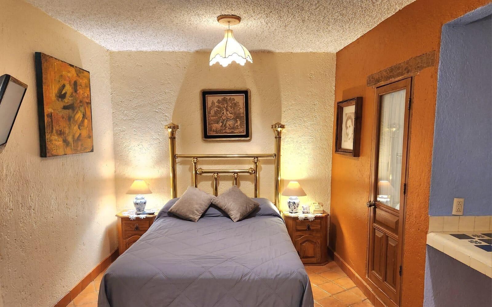 Ropa de cama de alta calidad y caja de seguridad en la habitación 