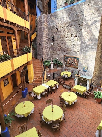 Breakfast area. El Mesón de los Poetas
