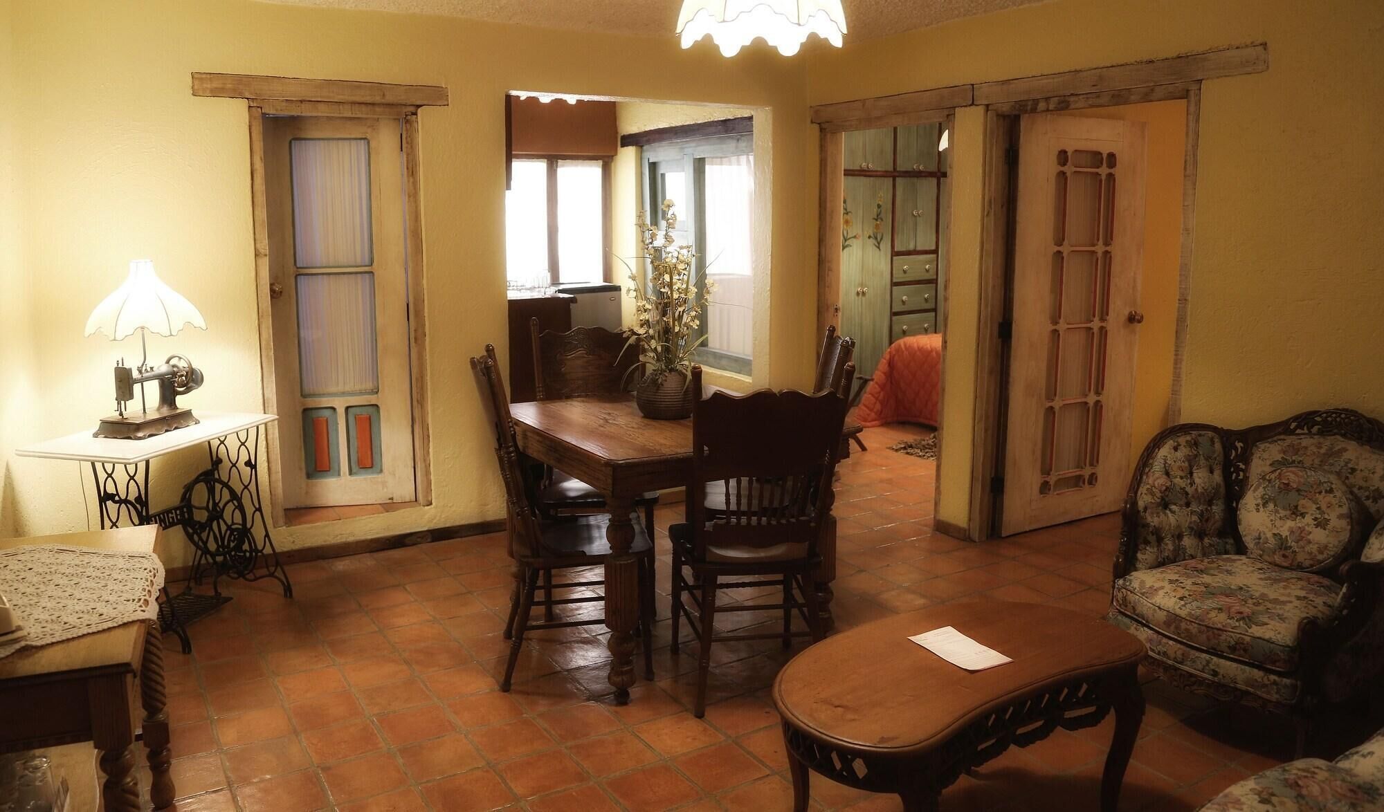 Área de sala de estar | Televisión de plasma de 32 pulgadas con canales por cable y televisión 