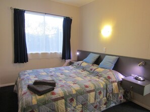 Family Room | Individually decorated, iron/ironing board, free WiFi, bed sheets - Beachside Sunnyvale Motel (Picton)