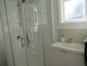 Shower, hair dryer, towels - Beachside Sunnyvale Motel (Picton)