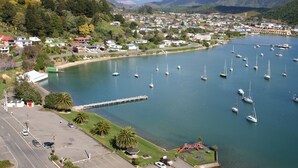 Un puerto deportivo con varias embarcaciones, un estacionamiento y una zona residencial con casas y vegetación.