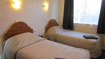 Twin Room | Individually decorated, iron/ironing board, free WiFi, bed sheets