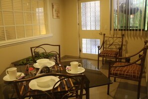 Suite, 1 chambre | Minibar, coffres-forts dans les chambres, fer et planche Ă repasser