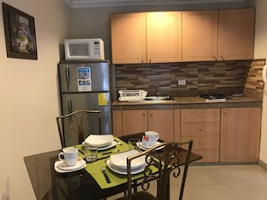 Refrigerador con freezer, microondas, lavavajillas, utensilios de cocina