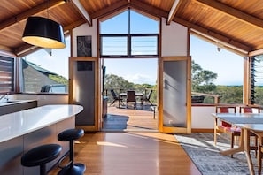 Sandpiper (Treetop House with Spa) | Living area