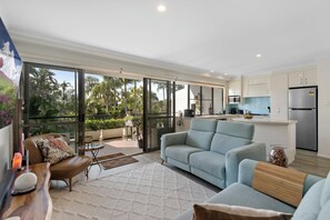 45-cm flat-screen TV with digital channels, TV - The Oasis Apartments and Treetop Houses (Byron Bay)