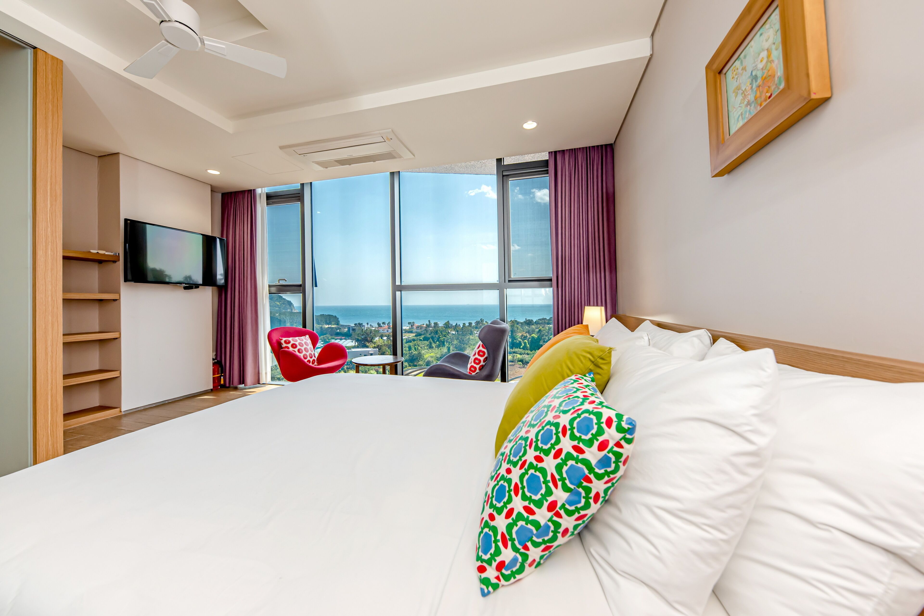 Sengetøy av topp kvalitet, blendingsgardiner og lydisolert