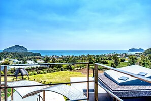 Hyeongjeseom (Art Museum Ticket Provided) | Premium bedding, blackout drapes, soundproofing, free WiFi