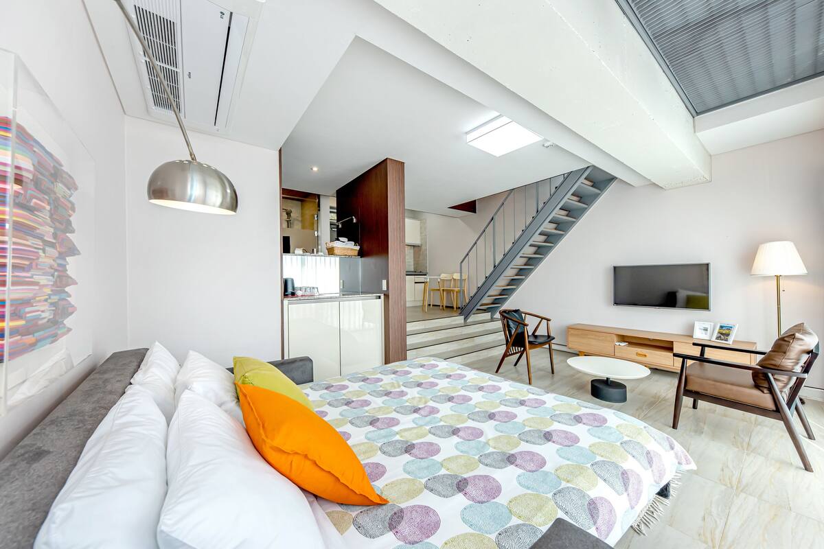 Duplex, Kitchenette (Art Museum Ticket Provided) | Private kitchen | Mini-fridge, electric kettle