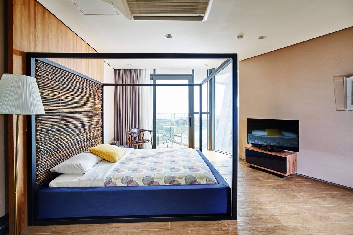 Hyeongjeseom (Art Museum Ticket Provided) | Premium bedding, blackout drapes, soundproofing, WiFi (free)