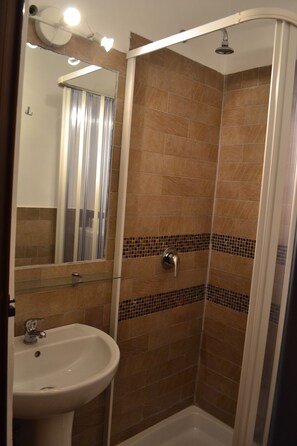 Economy Quadruple Room | Bilik Mandi | Pancuran mandi, kelengkapan dandanan diri percuma, pengering rambut 