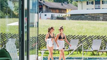 Innenpool, Außenpool, Sonnenschirme, Liegestühle