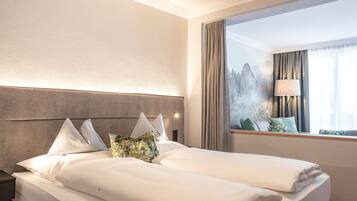 Allergivenligt sengetøj, dundyner, pengeskab på værelset, skrivebord