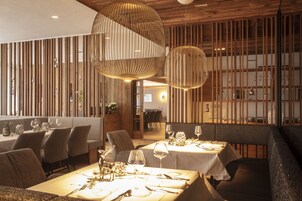 供应早餐、午餐和晚餐，地区菜，花园景观