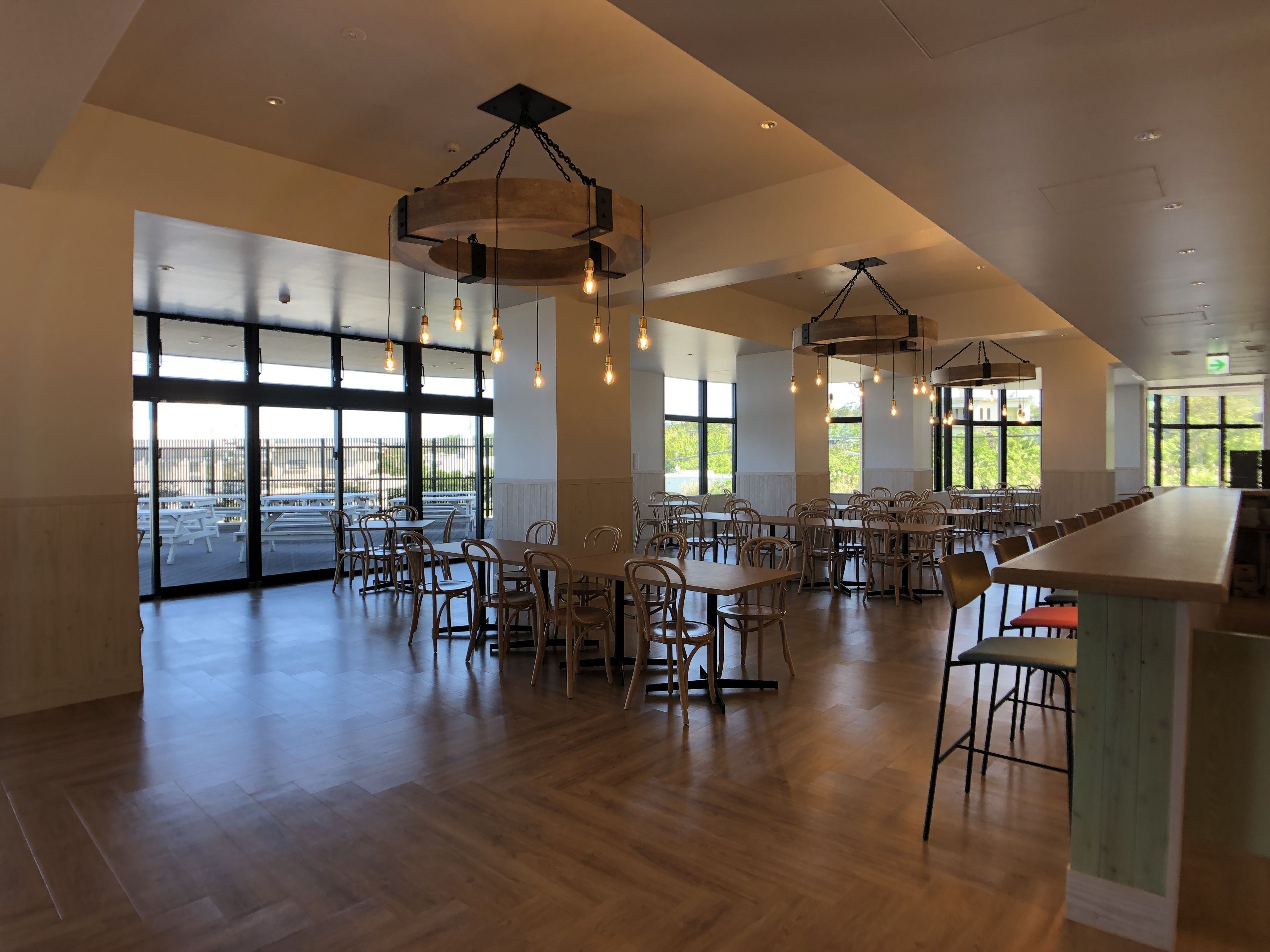 朝食、ランチ、ディナーに営業
