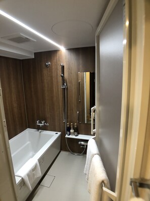 Combined shower/bathtub, deep-soaking bathtub, free toiletries