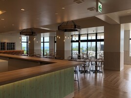 供应早餐、午餐和晚餐，日本菜