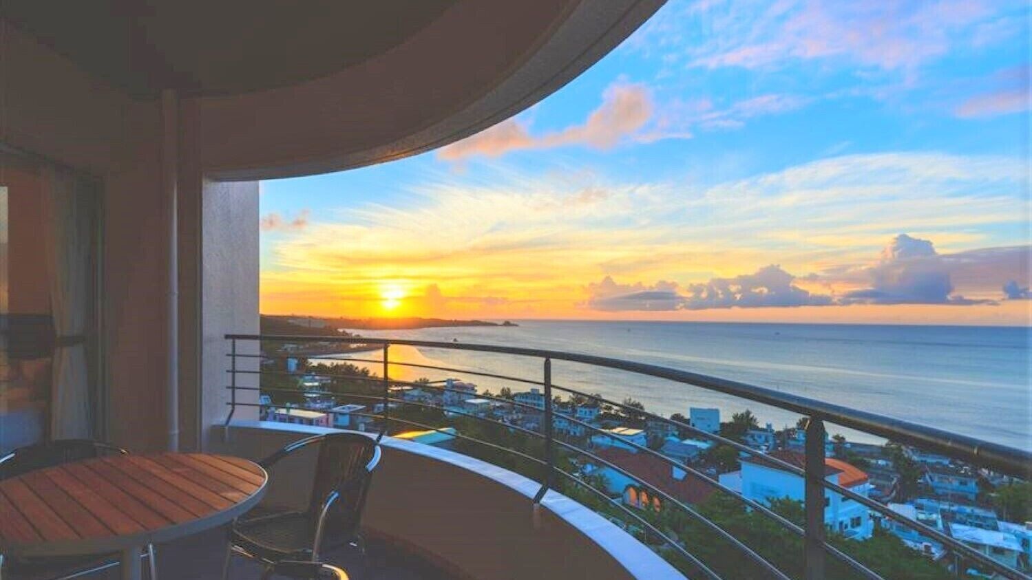 Outdoor dining | Breakfast, lunch and dinner served