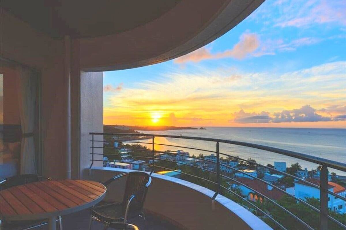 Outdoor dining | Breakfast, lunch and dinner served