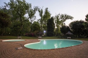 2 albercas al aire libre y alberca climatizada
