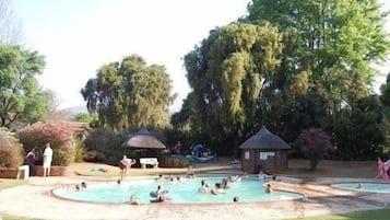 2 つの屋外プール、温水プール