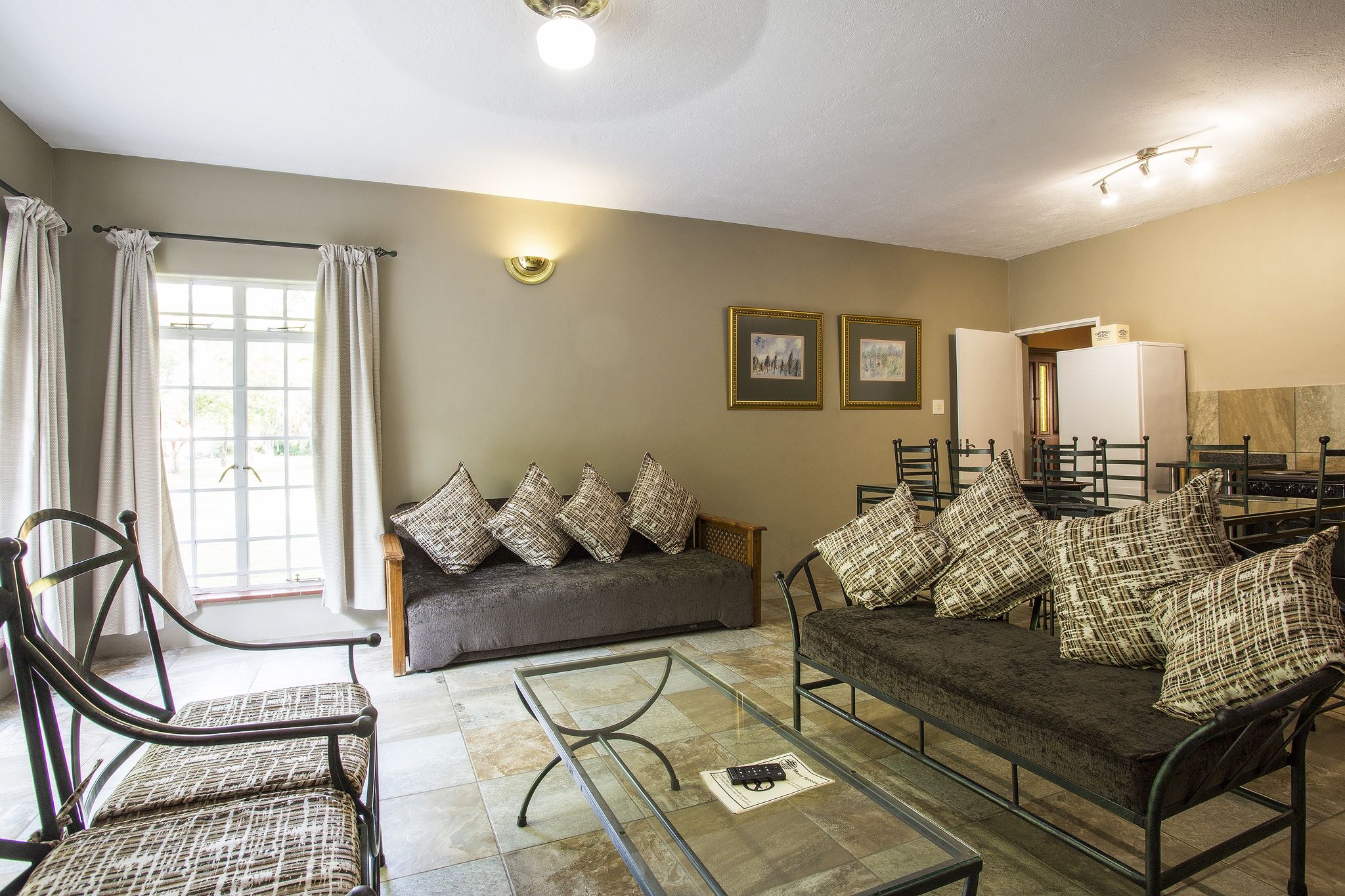 Huis, 3 slaapkamers (Lodge ) | Woonkamer | Een 52-cm televisie met satellietzenders en een tafeltennistafel