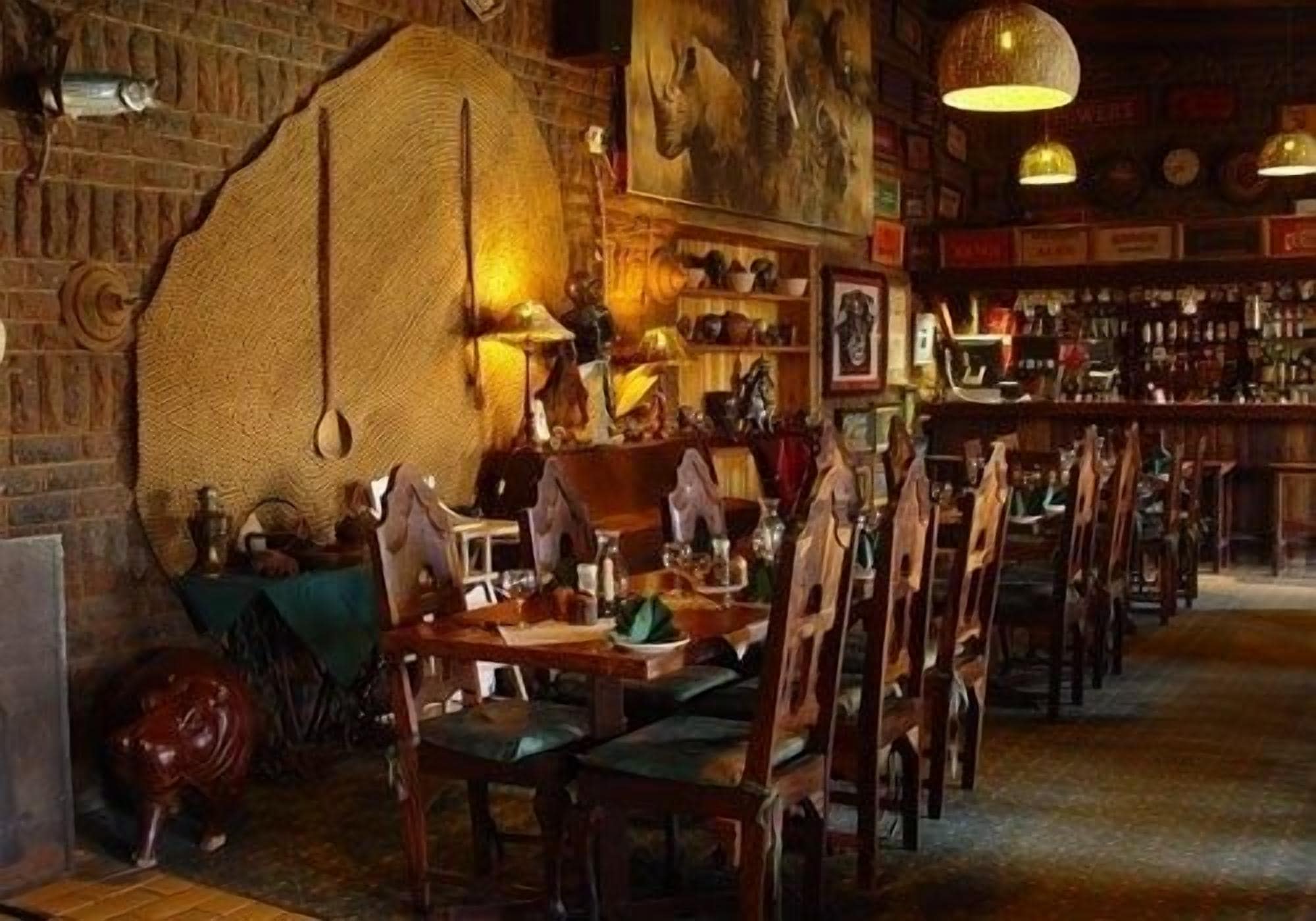 Aamiainen ja lounas; kansainvälinen keittiö, näkymät uima-altaalle 