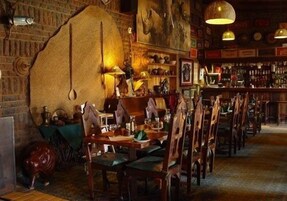 Se sirven desayunos y cocina internacional, con vista a la piscina 