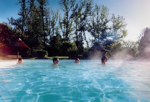 2 piscinas al aire libre, una piscina climatizada