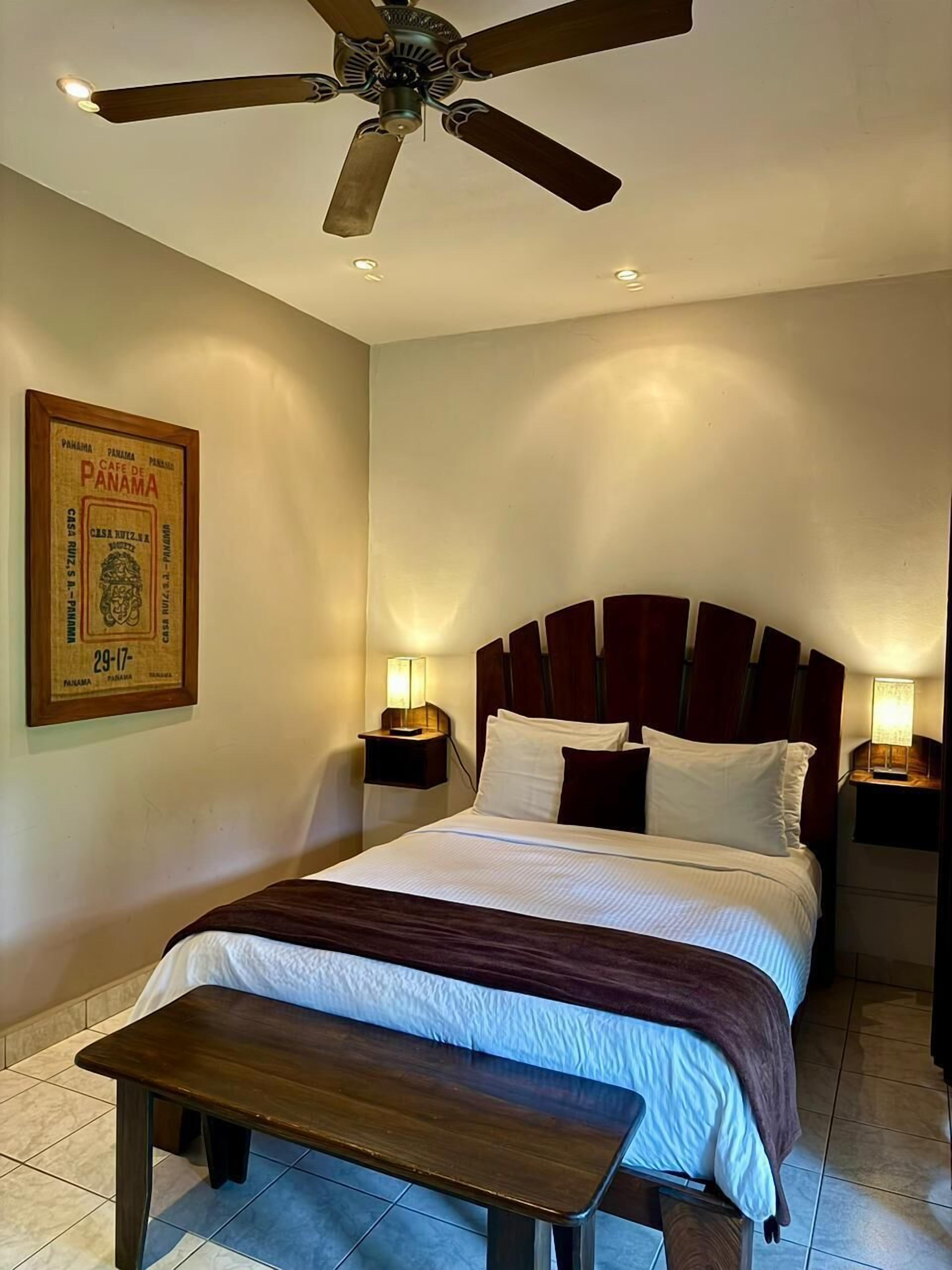 Chambre, vue jardin | 1 chambre, draps en coton égyptien, surmatelas, Wi-Fi gratuit