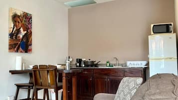 Room, Garden View | Private kitchen | Full-size fridge, microwave, stovetop, coffee/tea maker