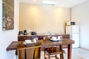 Full-size fridge, microwave, stovetop, coffee/tea maker