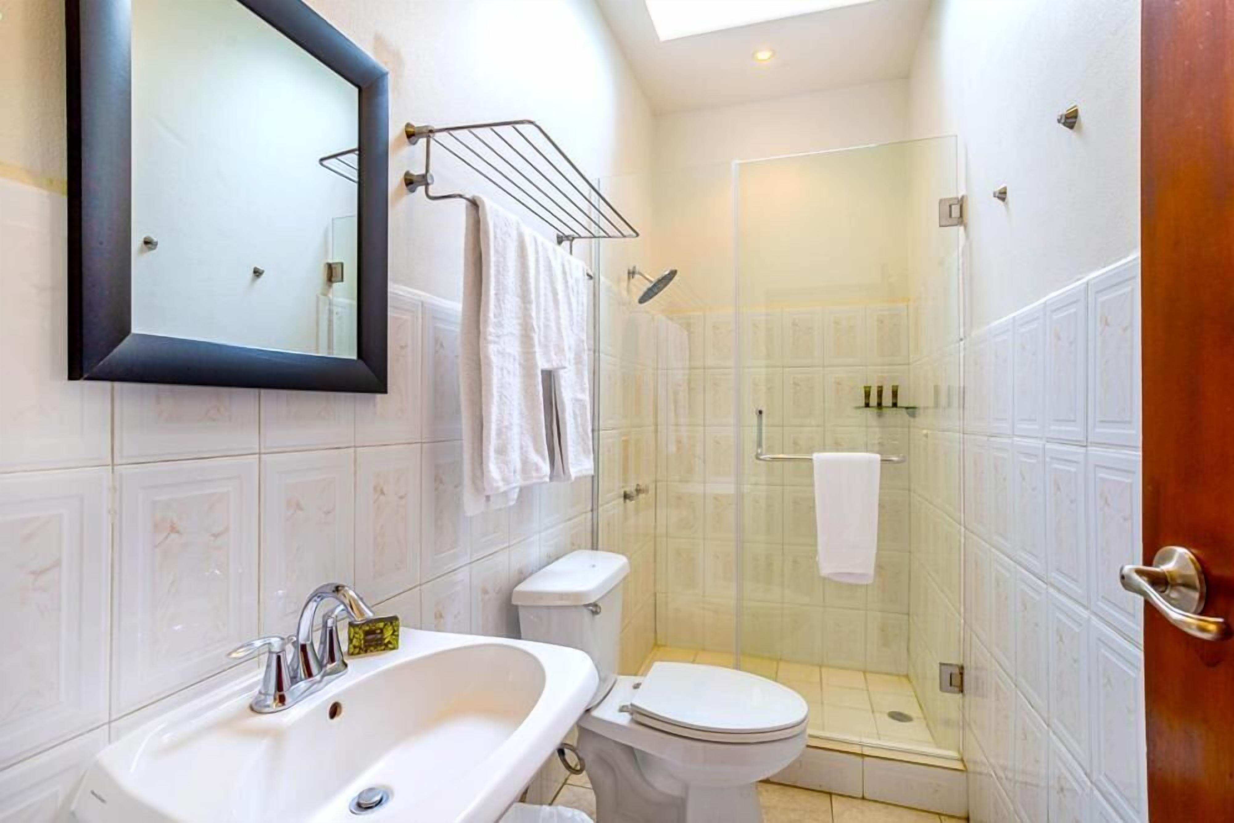 Suihku, ilmaiset hygieniatuotteet, hiustenkuivaaja, pyyhkeet