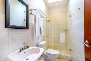 Douche, articles de toilette gratuits, sèche-cheveux