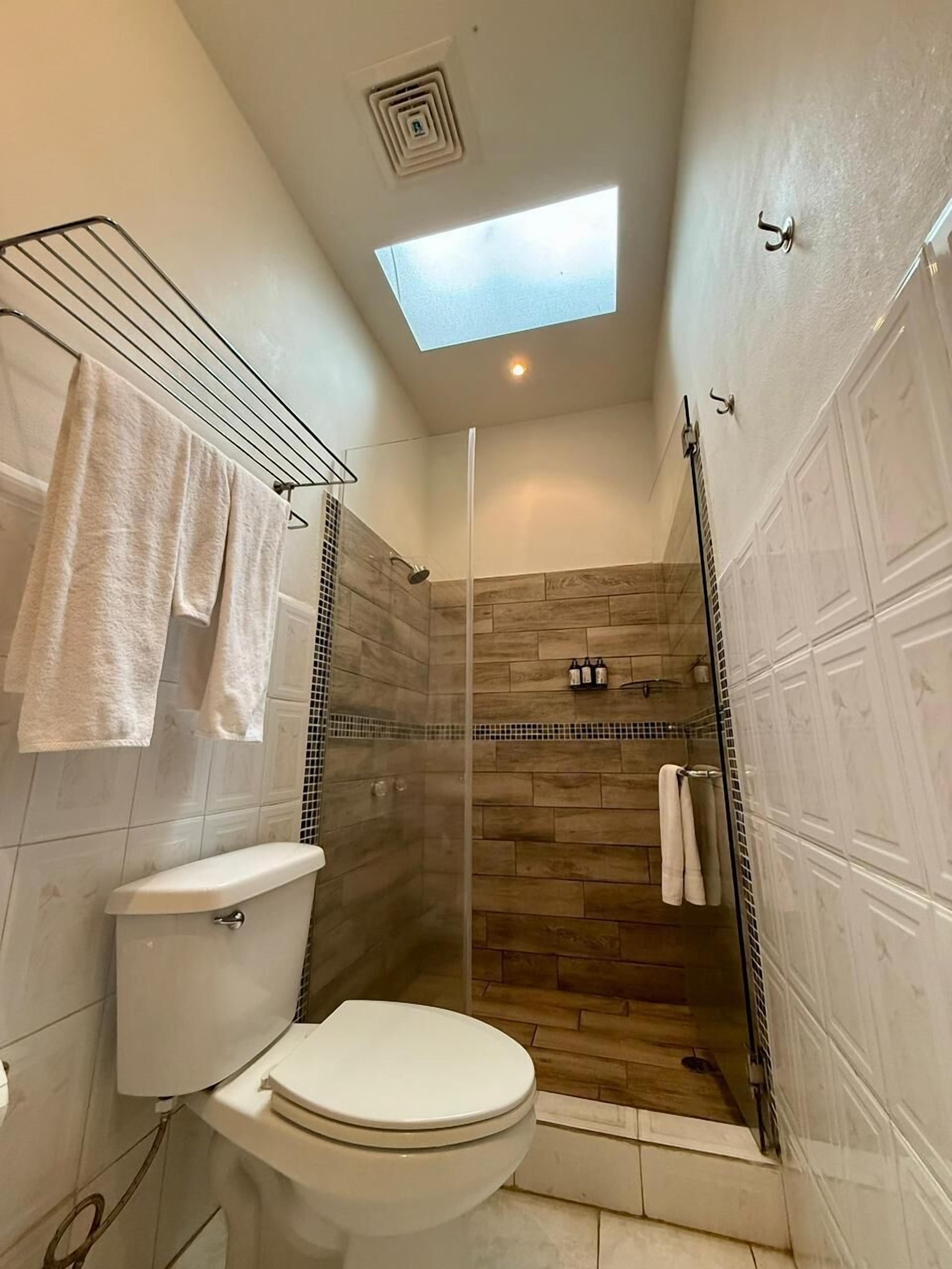 Zimmer, Gartenblick | Badezimmer | Dusche, kostenlose Toilettenartikel, Haartrockner, Handtücher