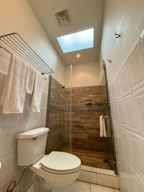Quarto, vista para o jardim | Banheiro | Chuveiro, produtos de toalete grátis, secador de cabelo 