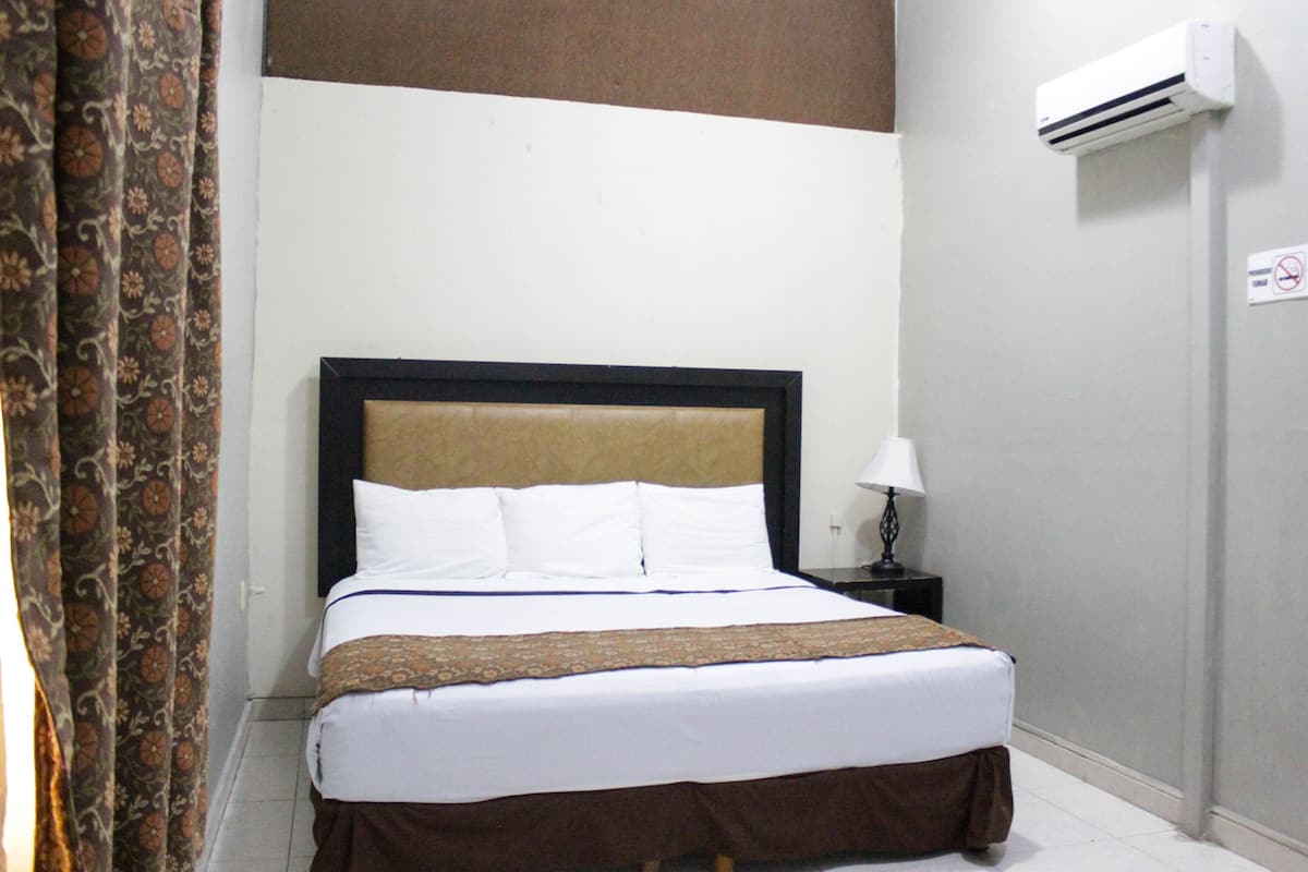 Basic Double Room | Premium bedding, down comforters, pillowtop beds, WiFi (free)
