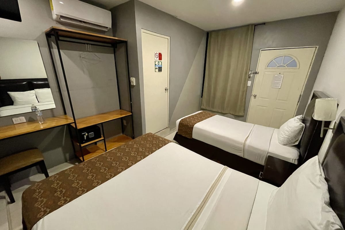 Triple Room | Premium bedding, down comforters, pillowtop beds, WiFi (free)