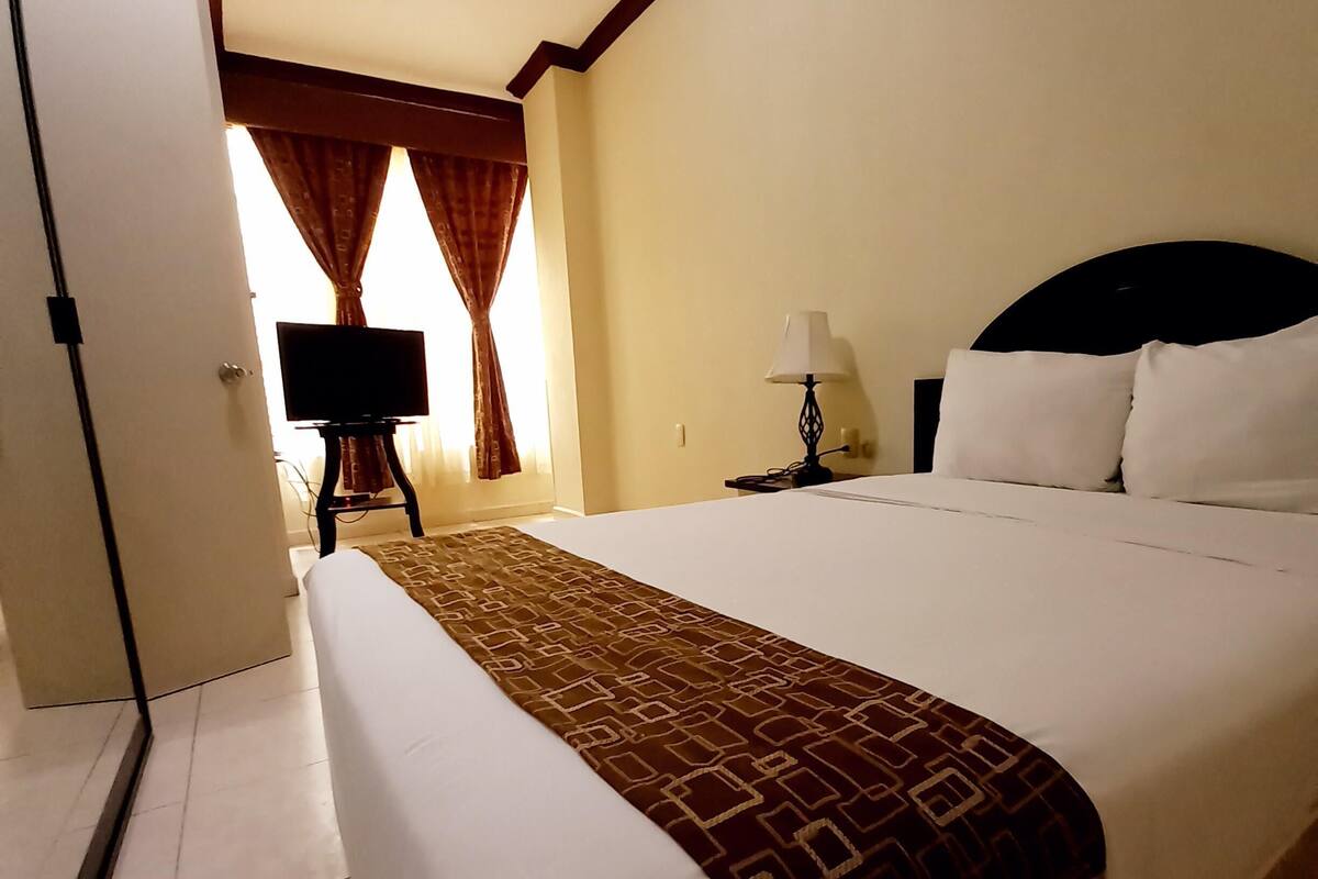 Premium bedding, down comforters, pillowtop beds, WiFi (free)