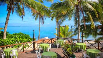 Aamiainen ja lounas; kansainvälinen keittiö, näkymät rannalle